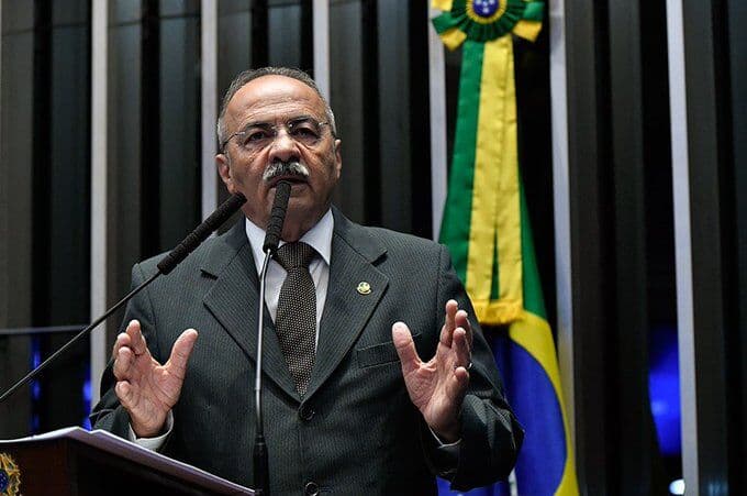 Barroso, do STF, afasta do cargo por 90 dias senador flagrado com dinheiro entre as nádegas