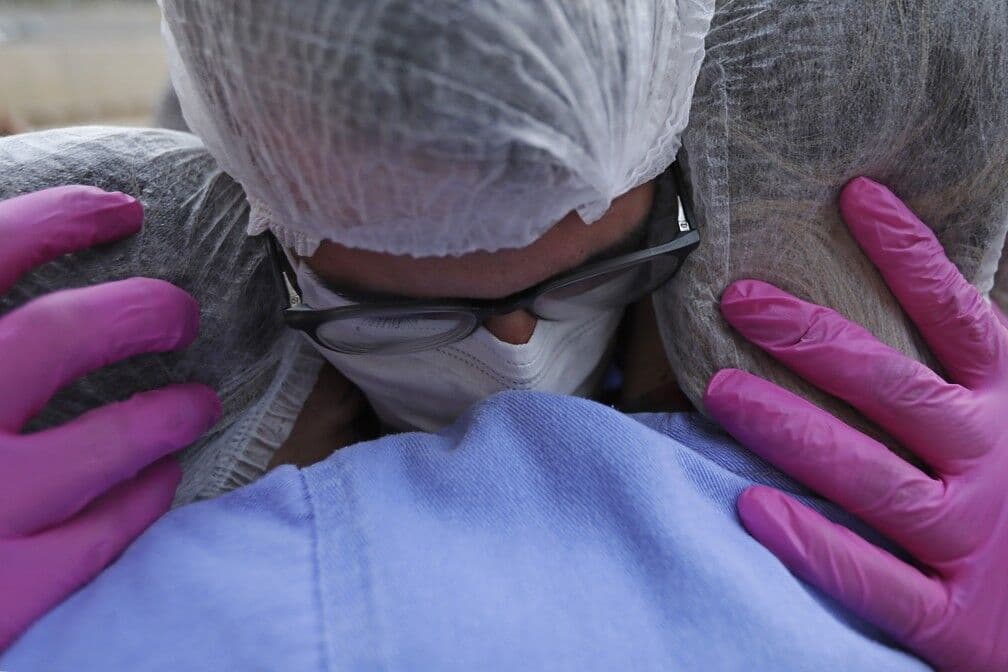 Mesmo em queda, mortes por Covid-19 no Brasil ainda superam 2ª onda na Europa