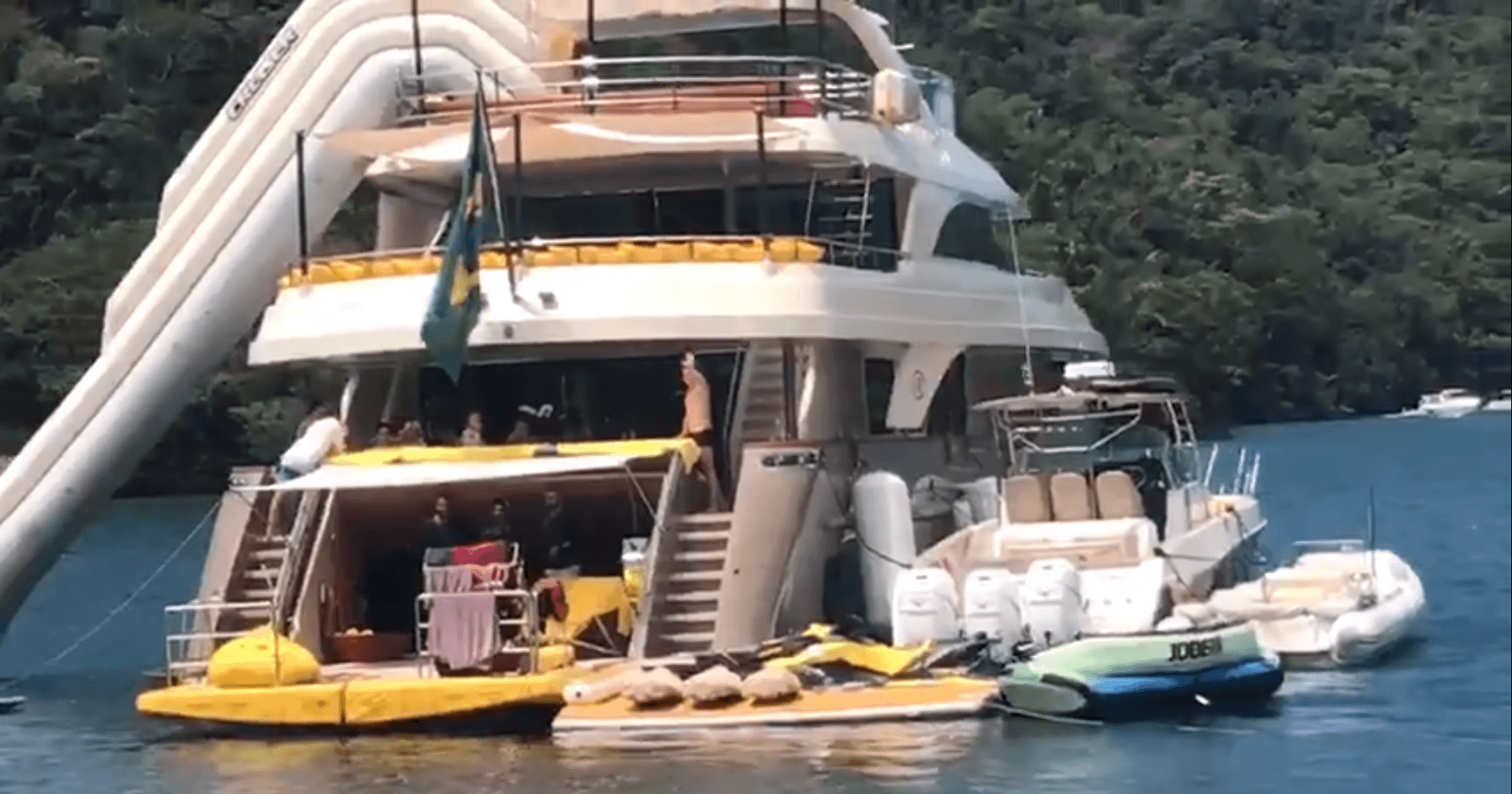 Luciano Huck é visto em iate luxuoso e internautas criticam