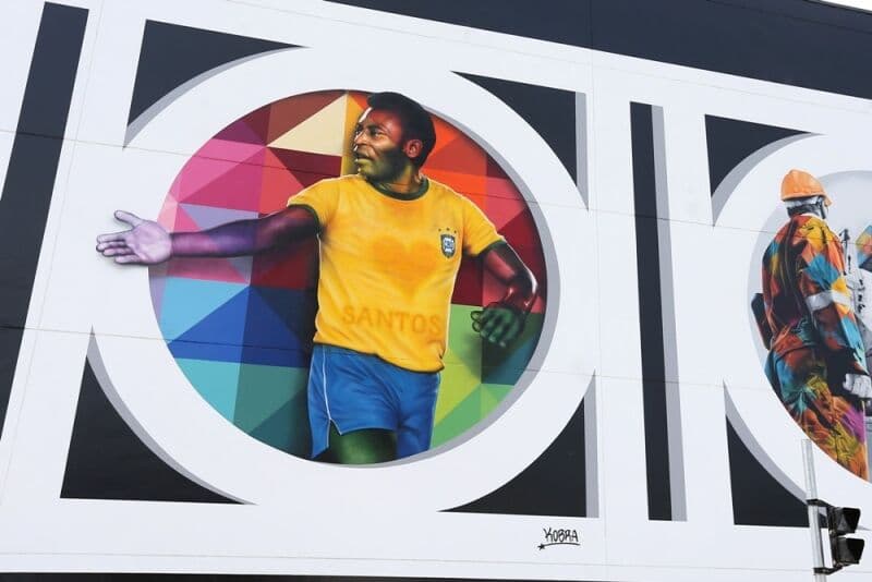 Prestes a completar 80 anos, Pelé é retratado em mural de Kobra em Santos