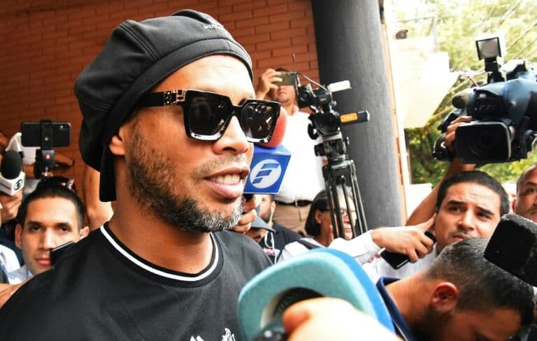 Ronaldinho Gaúcho completa quatro meses preso sem perspectiva de voltar ao Brasil
