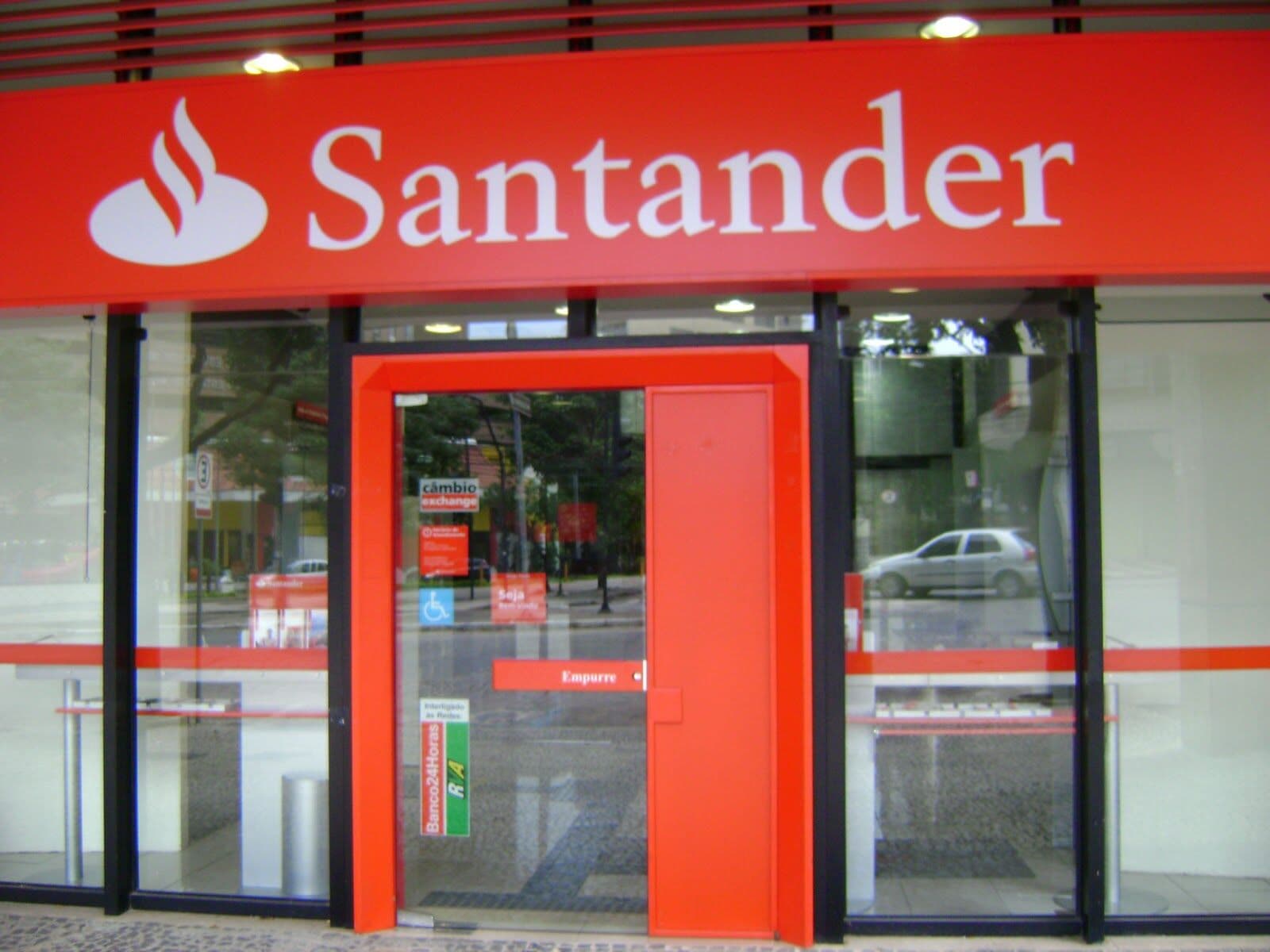 Bandidos arrombam agência do Santander em Campina Grande