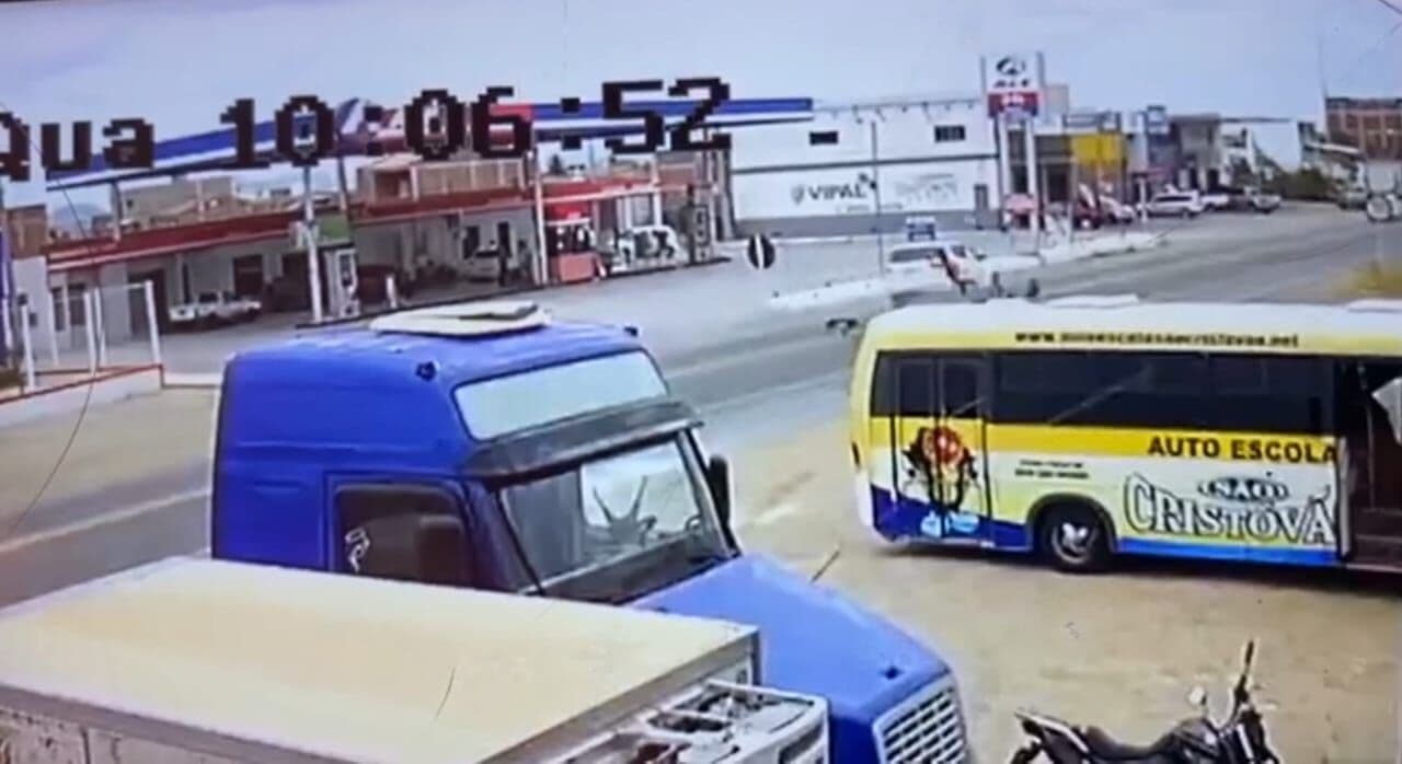 Motociclista descumpre regras de trânsito, faz manobra arriscada para atravessar rodovia e acaba colidindo em veículo na Paraíba