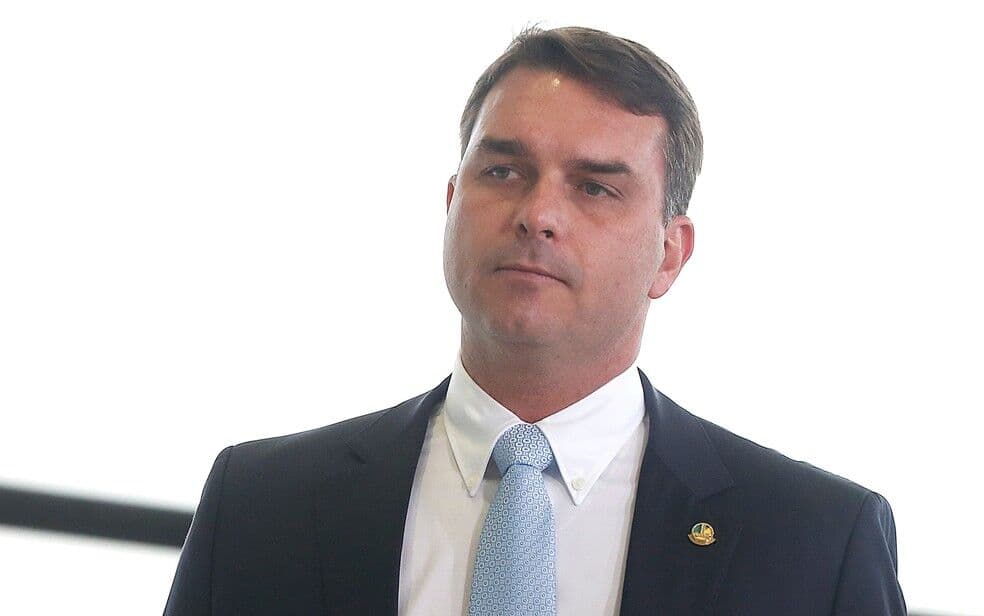 Ministros do STF se surpreendem com pedido de Flavio Bolsonaro no caso Queiroz