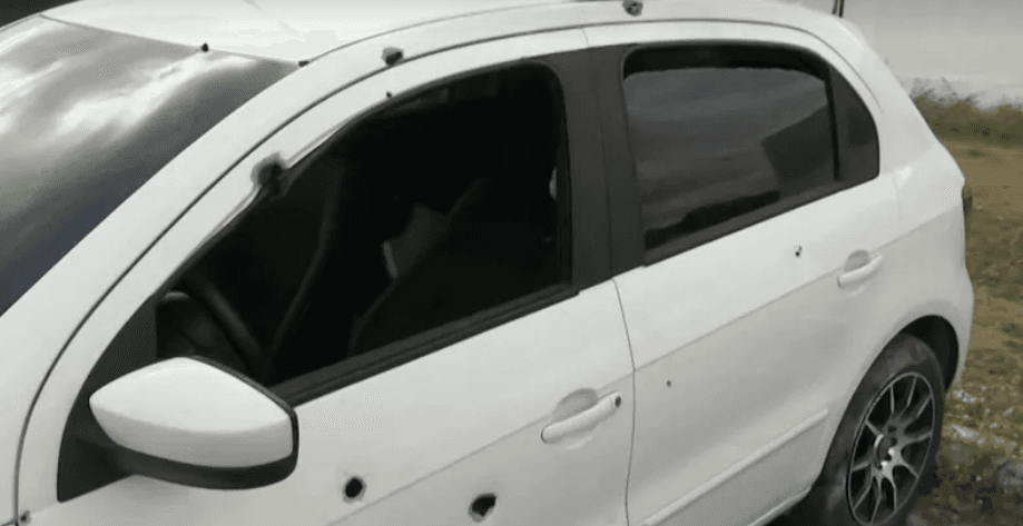 Casal fica ferido após veículo ser atingido por mais de 20 disparos de fuzil em Bayeux