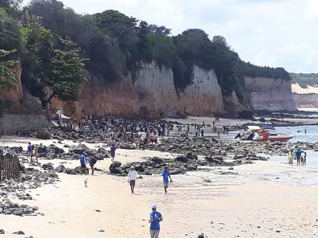Falésia desaba sobre pessoas em praia de Pipa, no Rio Grande do Norte; PM confirma mortes