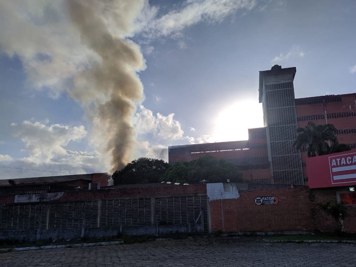 Incêndio atinge depósito do Atacadão dos Eletros no Distrito Industrial