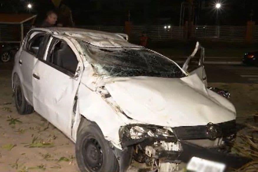 Motorista morre ao perder controle de veículo e colidir com coqueiros em avenida de João Pessoa