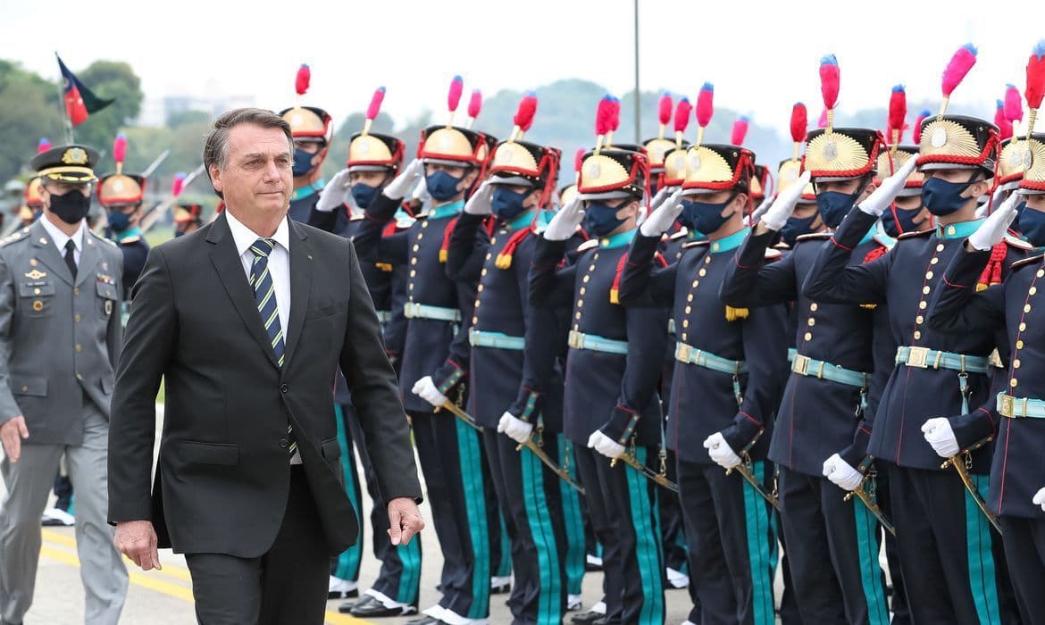 Bolsonaro participa da formatura de cadetes da Aman