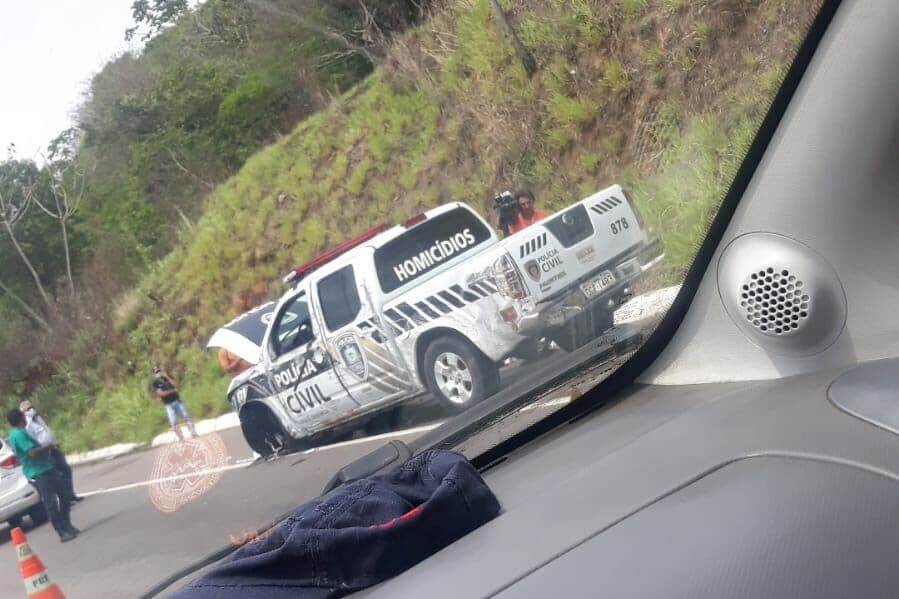 Acidente deixa carro imprensado entre dois caminhões e causa engarrafamento na BR-230, em João Pessoa