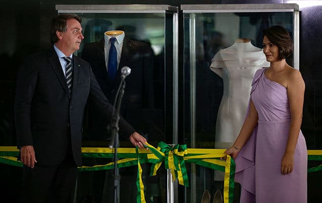 Bolsonaro faz evento no Planalto para expor roupas que ele e Michelle usaram na posse