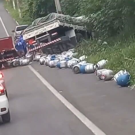 Caminhoneiro é socorrido em estado grave após colidir com caminhão que transportava carga de soja em Lagoa Seca