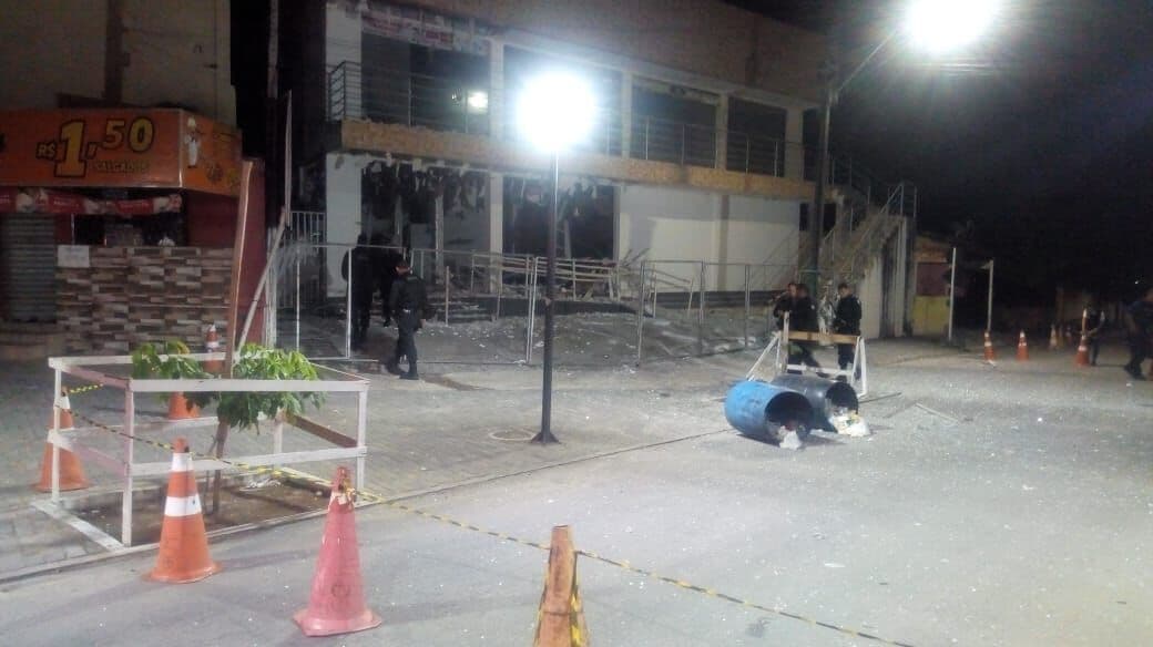 Bandidos explodem agência bancária no município do Conde
