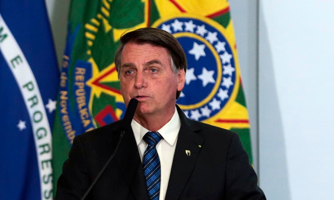 Após reações, Bolsonaro revoga decreto sobre promoção de militares do Exército