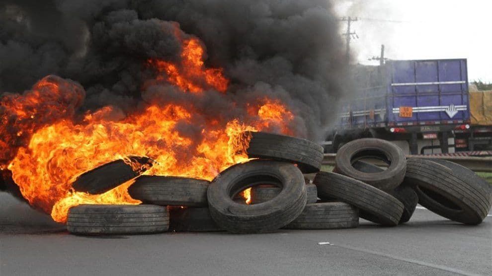 Câmara de João Pessoa aprova projeto que estabelece multa de R$ 1.000 para quem queimar pneus em ruas da cidade