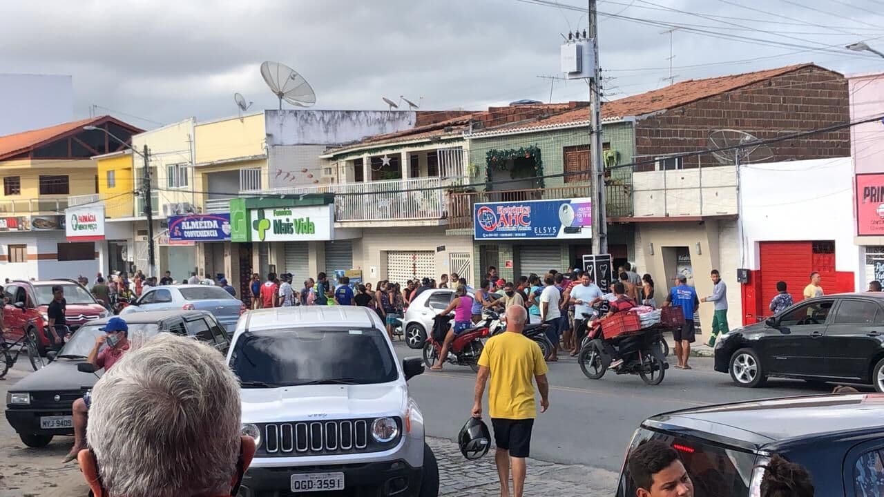Tentativa de assalto a farmácia em Belém termina com troca de tiros entre bandidos e polícia, criminoso morto e cliente baleada