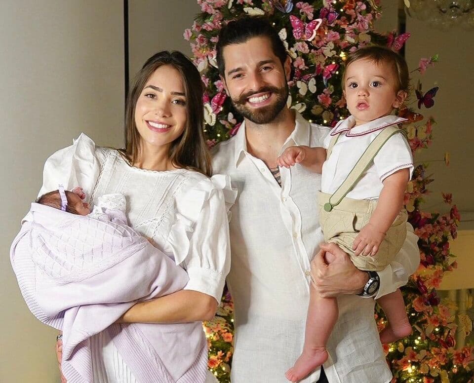 Filha de Alok e Romana Novais recebe alta da UTI e passa Natal com família