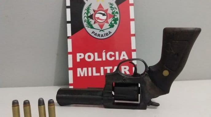 Polícia Militar prende cinco suspeitos de praticar crimes e apreende armas durante o final de semana na Paraíba