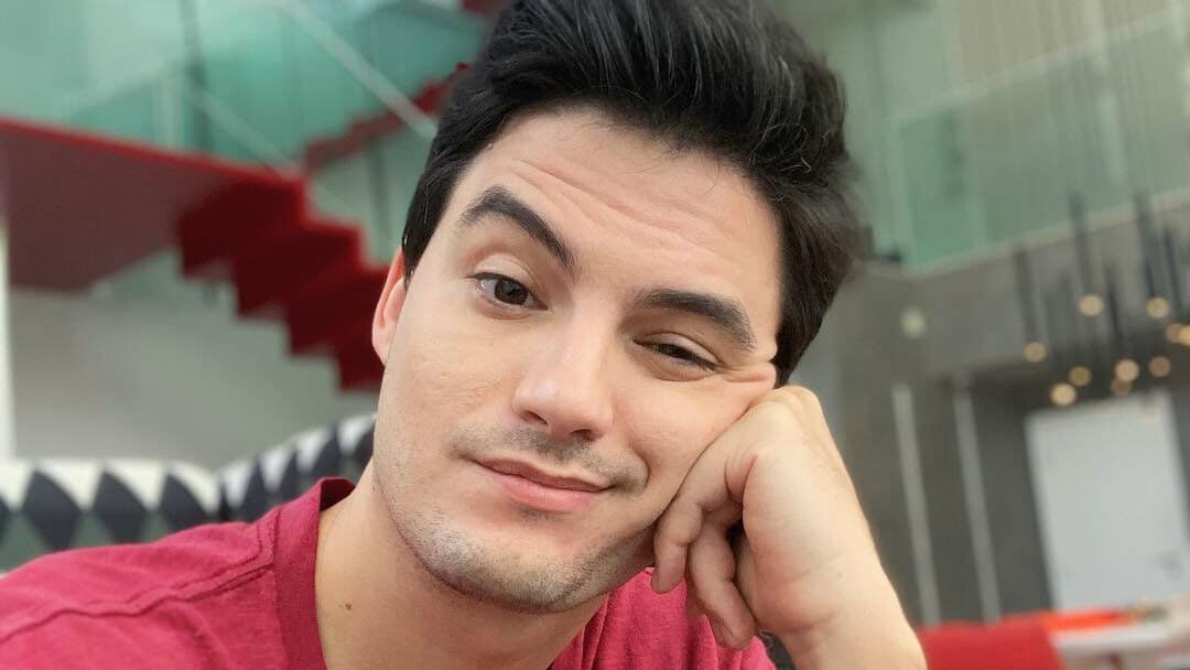Após criticar aglomeração, Felipe Neto é visto jogando futebol com amigos: “Errei”