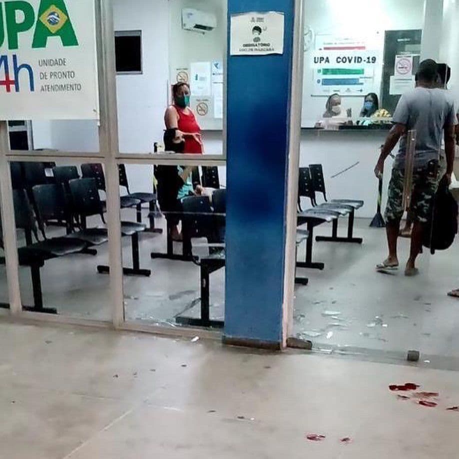 Homem quebra vidraças da UPA Oceania após unidade de saúde negar atendimento ao filho que sofreu uma queimadura no rosto