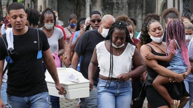 Menina de 5 anos é morta com tiro no pescoço em festa de Réveillon no Rio de Janeiro