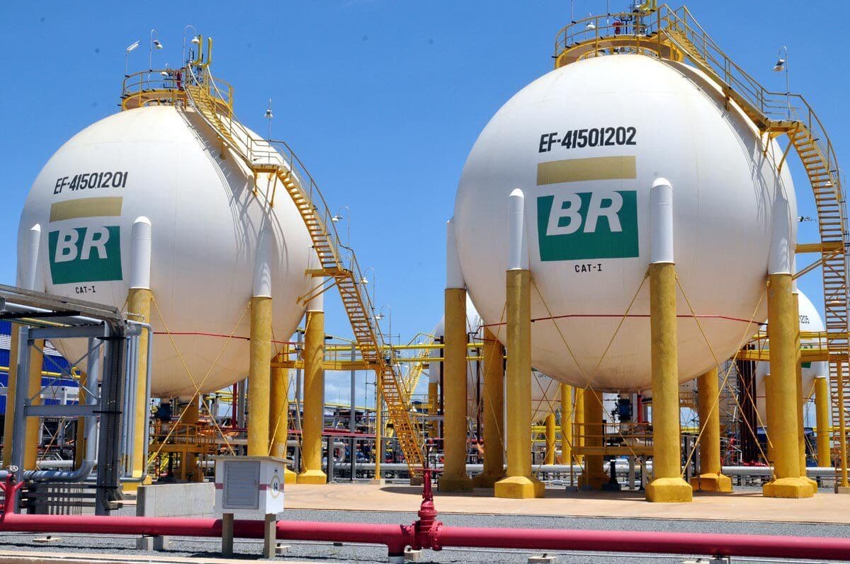 Com forte alta da Petrobras, Bolsa volta aos 119 mil pontos