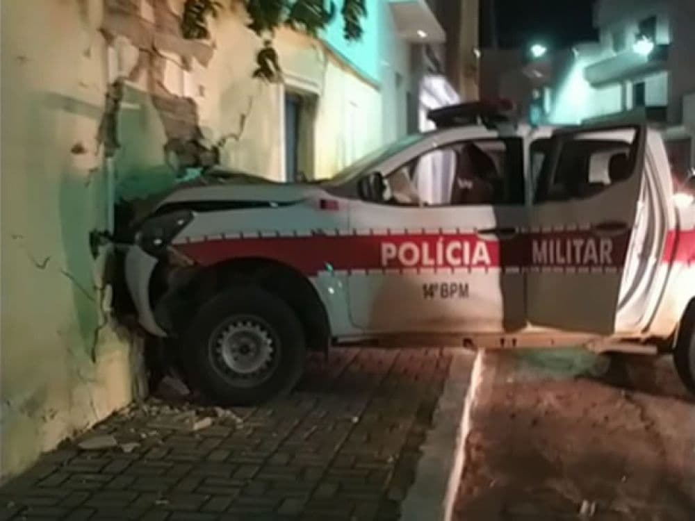 Viatura da PM colide com muro durante perseguição a motociclista que desobedeu ordem de parada em Sousa