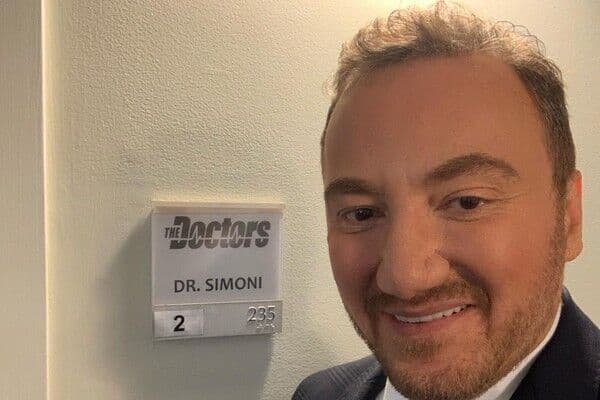 Cirurgião plástico das celebridades morre de Covid após paciente tossir nele em procedimento de preenchimento labial