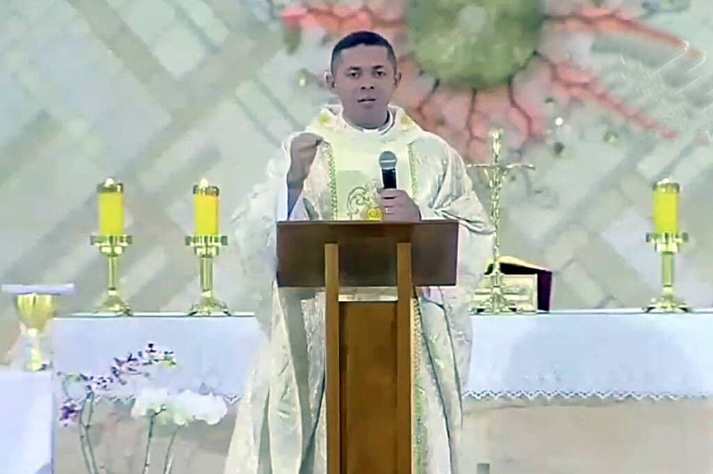 Em missa na TV, padre diz que não tomará vacina 'sem comprovação'