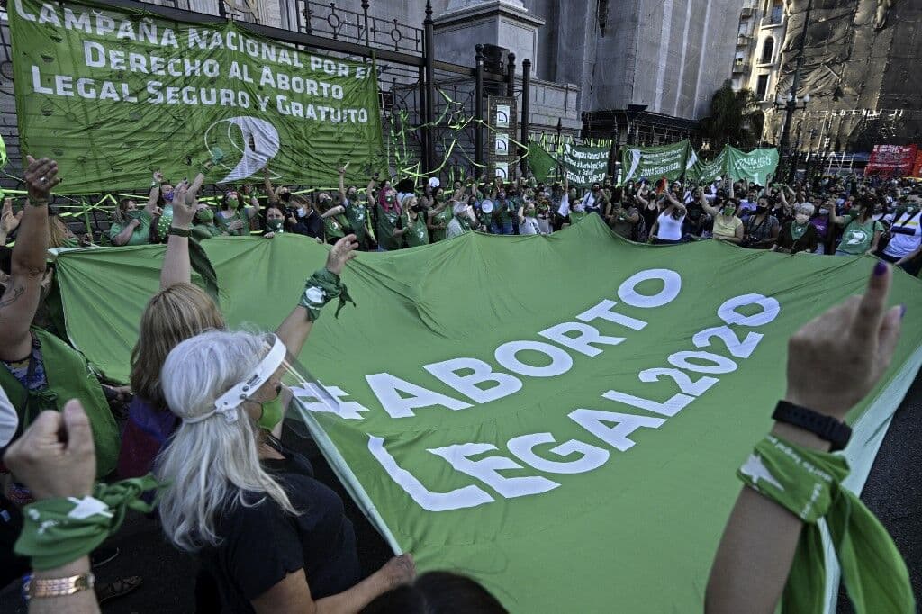 Legalização leva presas por abortarem a buscar liberdade na Argentina