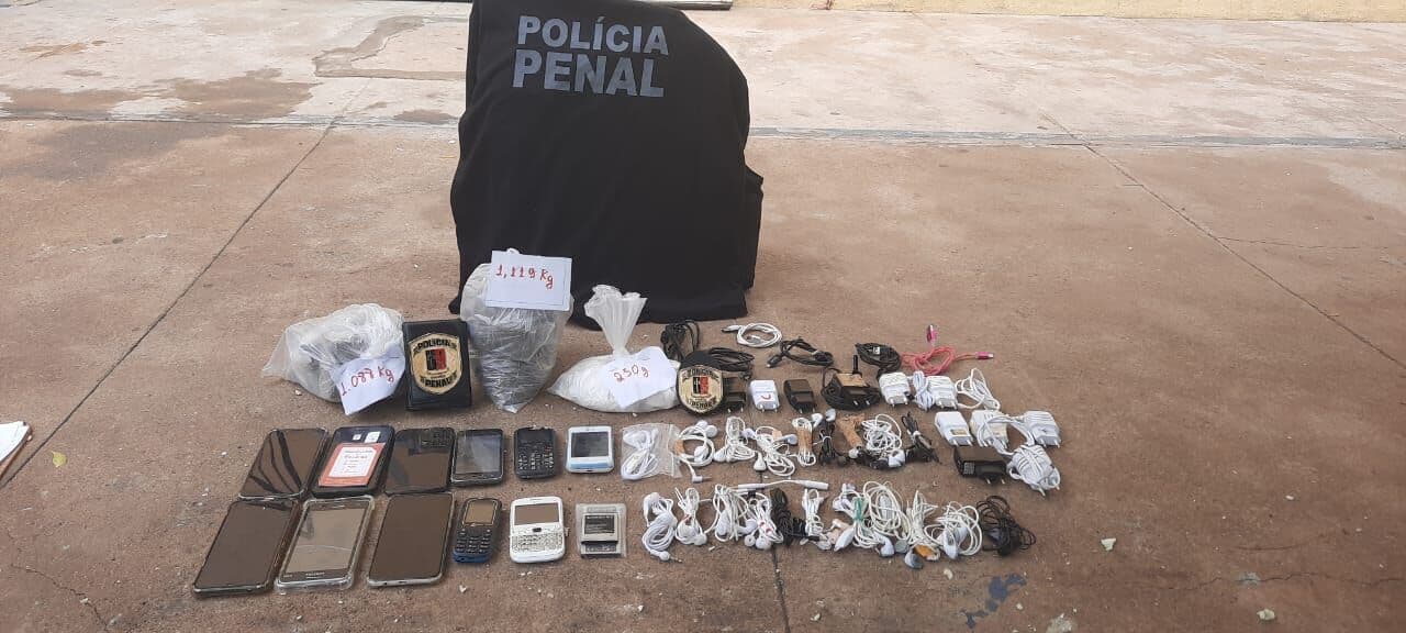 Polícia apreende drogas, celulares e carregadores escondidos em freezer deixado no Presídio Padrão em Cajazeiras
