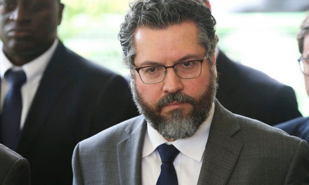 Com avião prestes a decolar, Ernesto ainda faz apelos a indianos por liberação de vacinas