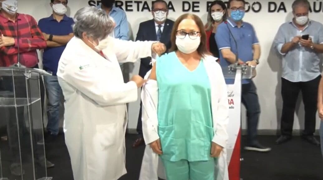 Covid-19: enfermeira é a primeira pessoa a ser vacinada na Paraíba