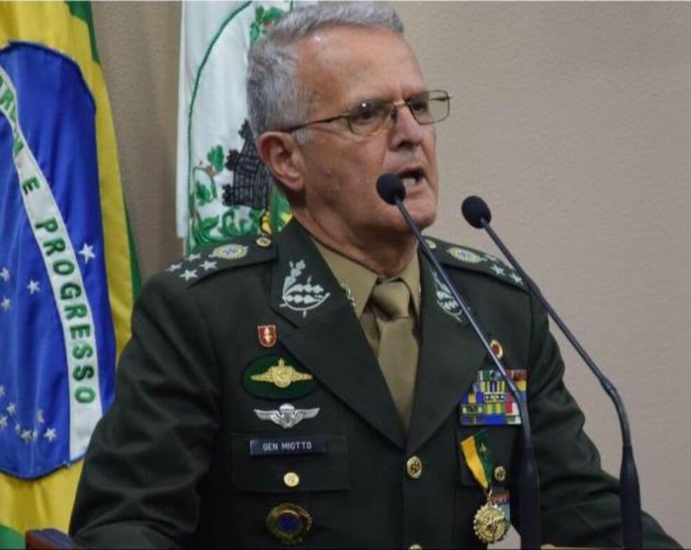 Morre o general Geraldo Miotto, ex-comandante do Comando Militar do Sul, em decorrência da Covid-19