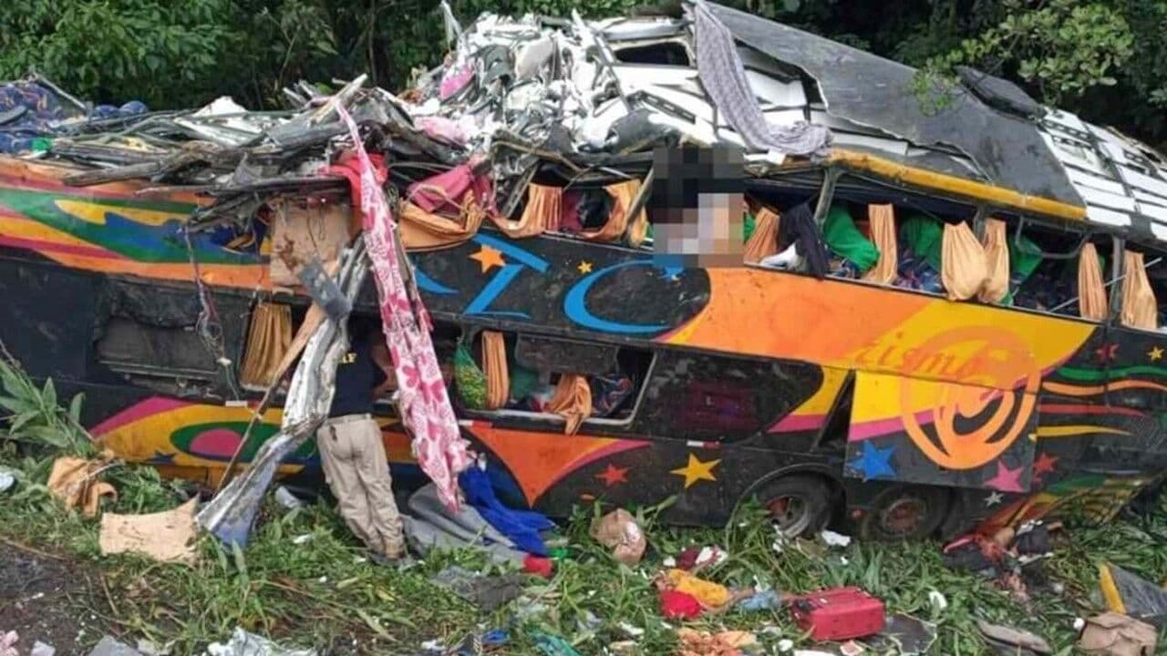Acidente com ônibus de turismo deixa ao menos 14 mortos no Paraná