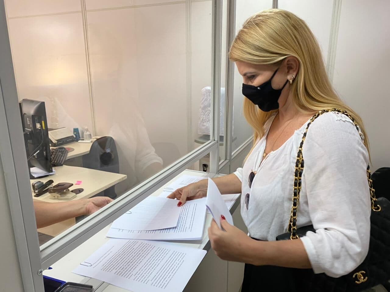 Tatiana Medeiros formaliza denúncia de fura-filas na vacinação em Campina Grande