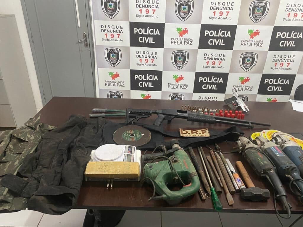 Homem é preso em flagrante com armas de fogo, munições e materiais que seriam usados para explodir bancos na Paraíba