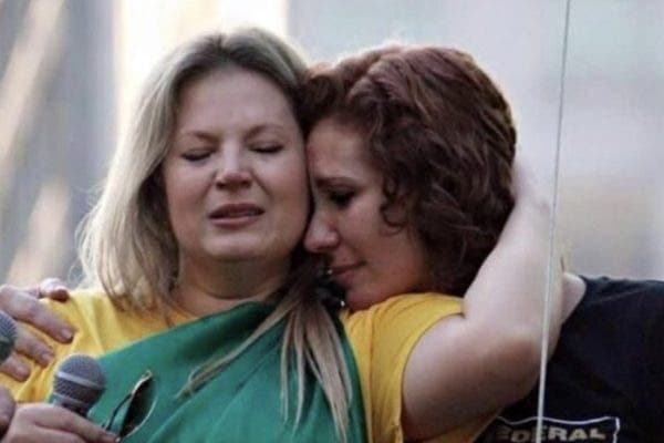 Joice Hasselmann acusa Carla Zambelli de pegar roupa emprestada e não devolver