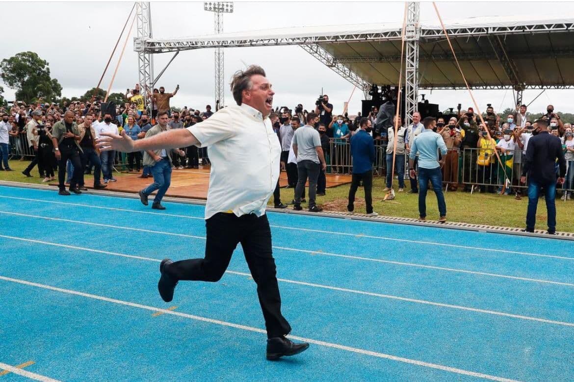 “Capitão Cloroquina”: Internautas se divertem com memes de Bolsonaro em pista de corrida