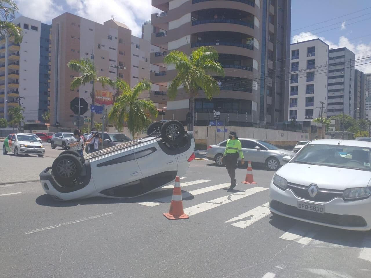 Carro capota após bater em cruzamento nos Bancários, em JP