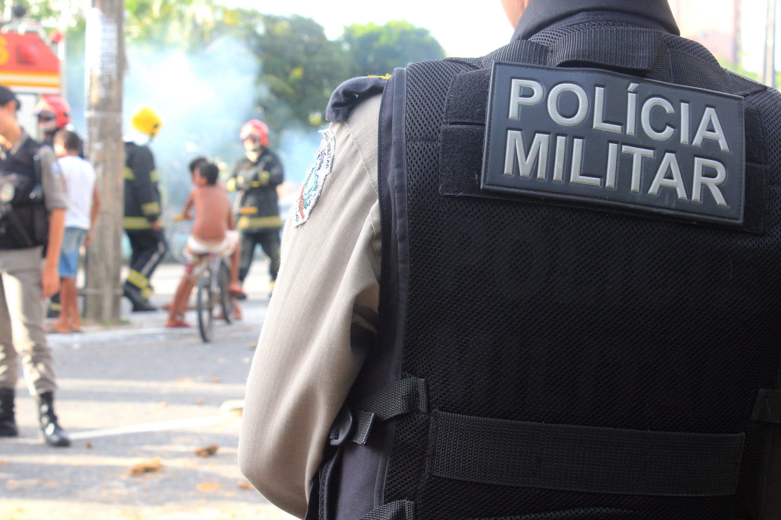 Jovem suspeito de praticar assaltos é baleado em troca de tiros com a PM