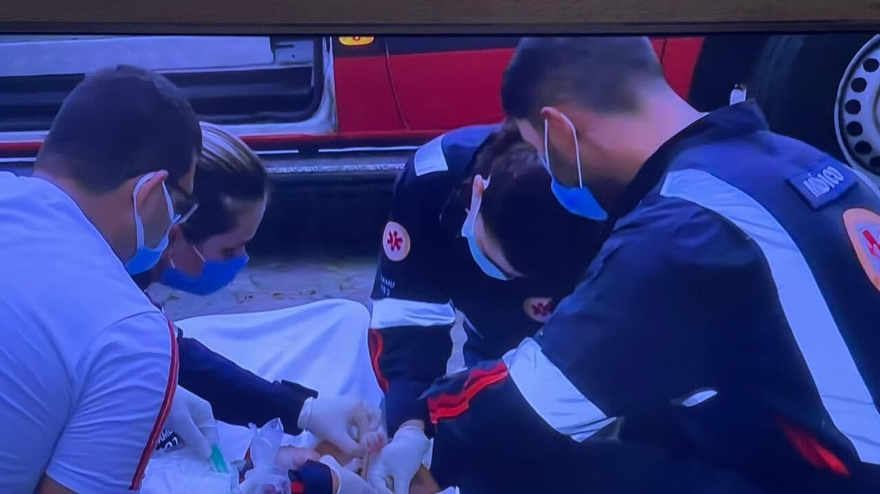 Mulher tem bebê em calçada enquanto seguia para hospital em João Pessoa