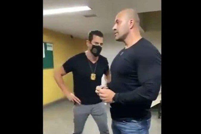 Daniel Silveira se nega a usar máscara e bate boca com agente do IML