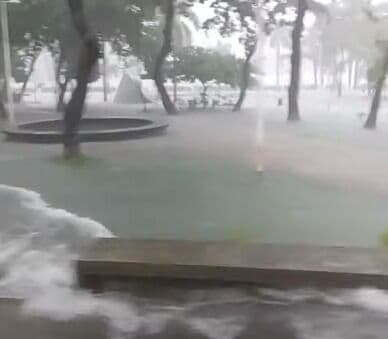 Lagoa transborda devido às fortes chuvas que caem em João Pessoa