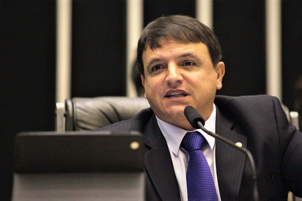 PEC Emergencial: relator desiste de incluir em parecer fim do piso para gasto em saúde e educação