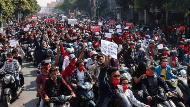 Dia sangrento: Protestos contra golpe em Mianmar terminam com pelo menos 18 mortos