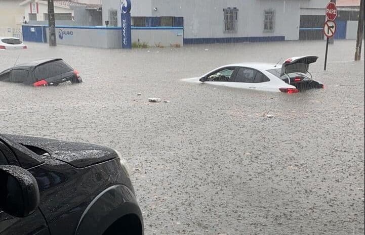 Alagamento deixa carros boiando e Avenida Pedro II fica intransitável em João Pessoa