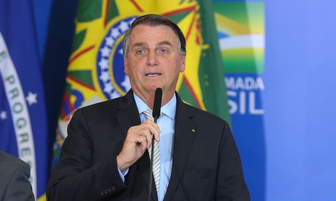 Presidente Jair Bolsonaro chega a Coremas e é recebido por multidão