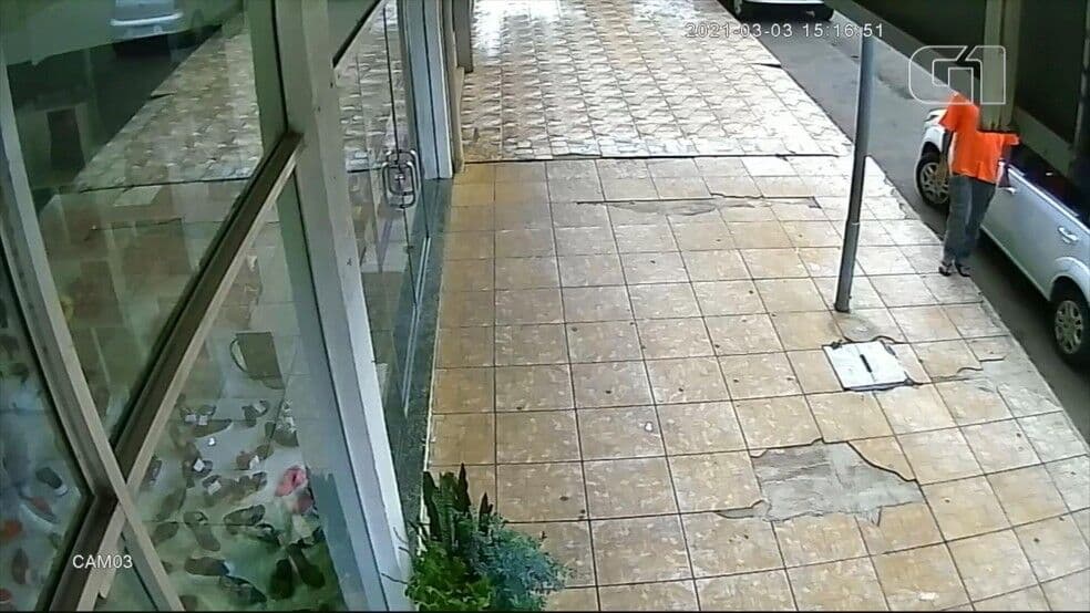 Homem com coronavírus é preso após passar a mão em maçaneta de carro