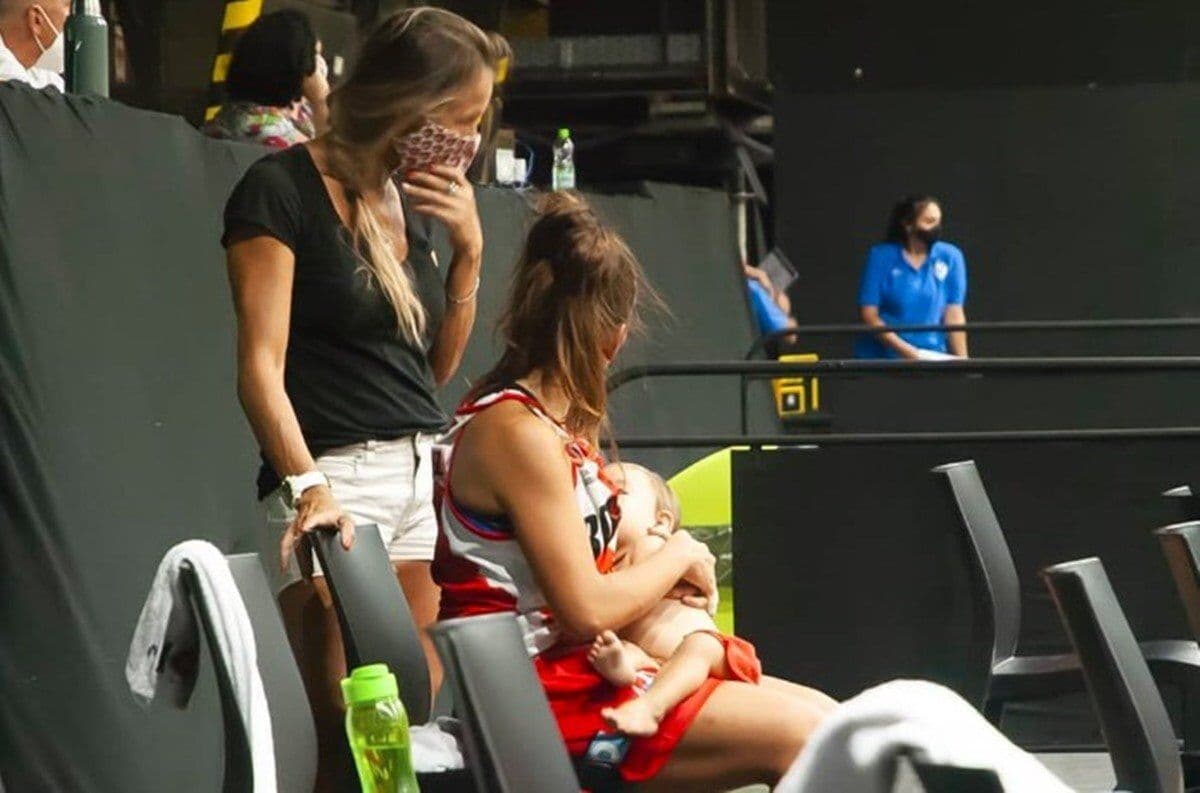 Jogadora de equipe argentina de basquete amamenta filha durante partida e comove fãs